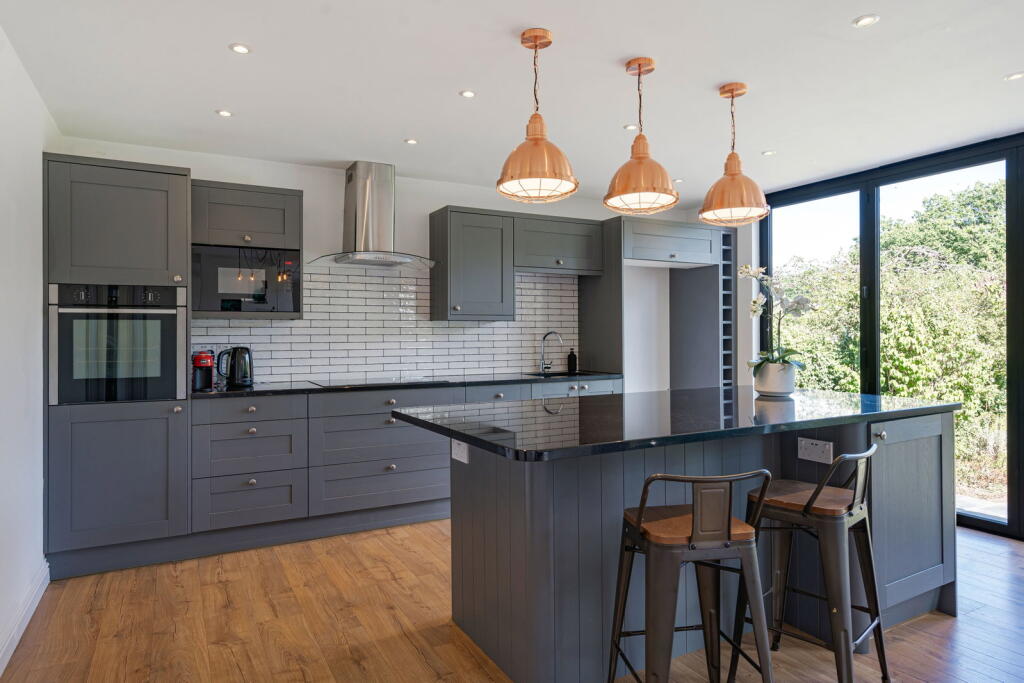 House in Mole Valley, Fetcham - View 5