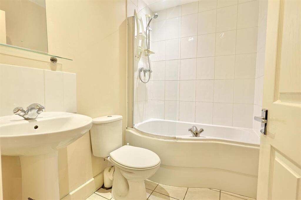 Apartment in Newcastle upon Tyne - View 5
