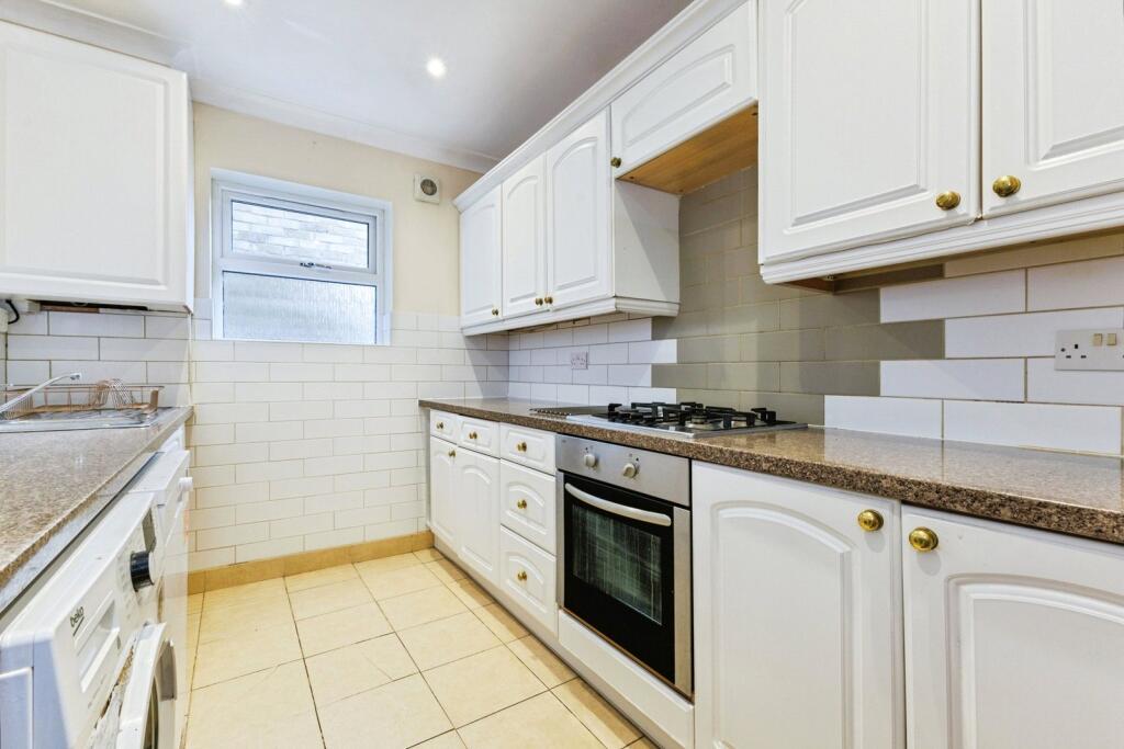 House in Kingston upon Thames - More