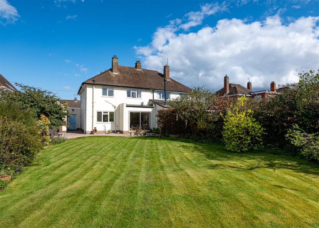 27 Queens Gardens, Codsall, Wolverhampton, WV8 2EP photo 2