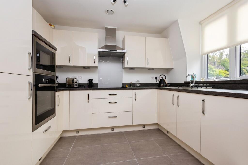Ockford Road, Godalming, Surrey, GU7 photo 3