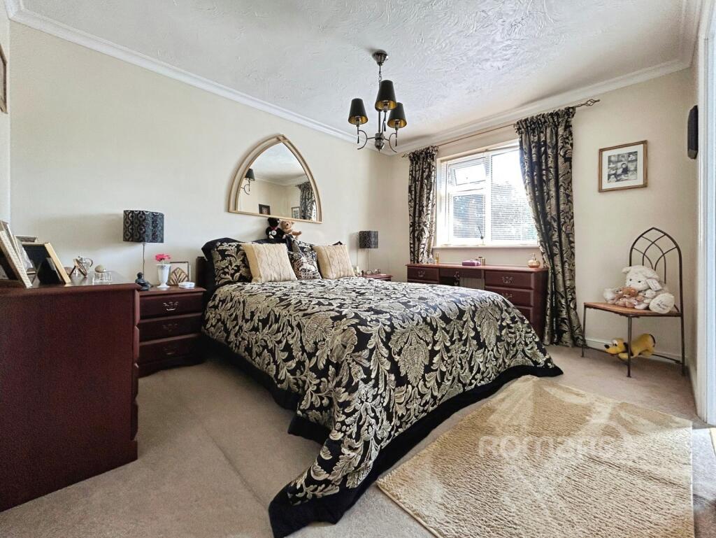 House in Hart, Hartley Wintney - View 5
