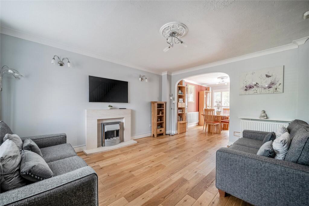 Hawkesworth Drive, Bagshot, Surrey, GU19 photo 4