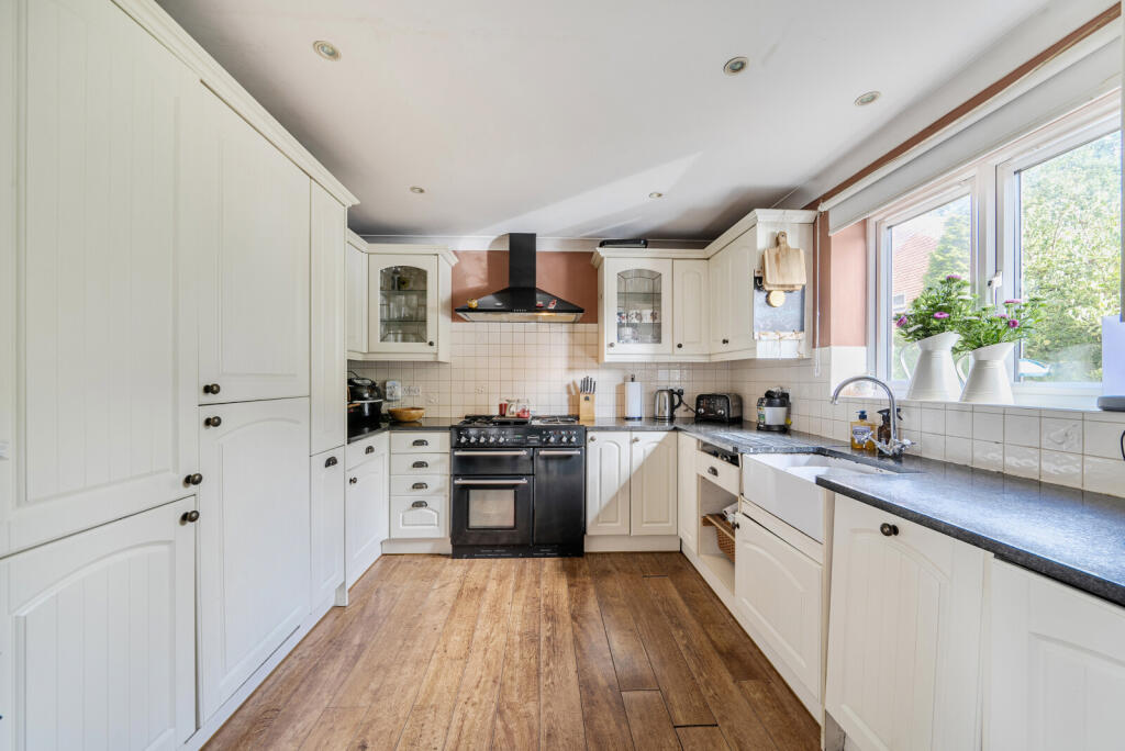 Dunfee Way, Byfleet, KT14 photo 4
