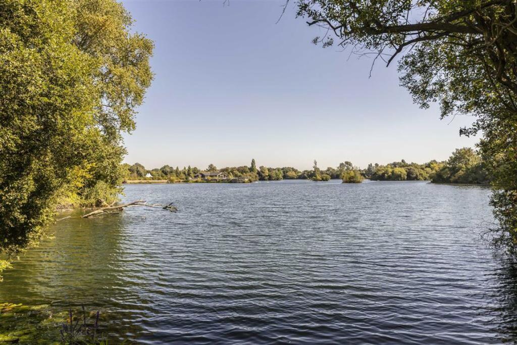 Welley Road, Wraysbury photo 2