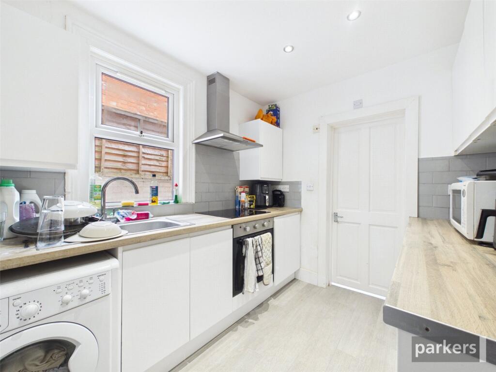 Pitcroft Avenue, Reading, Berkshire, RG6 photo 3