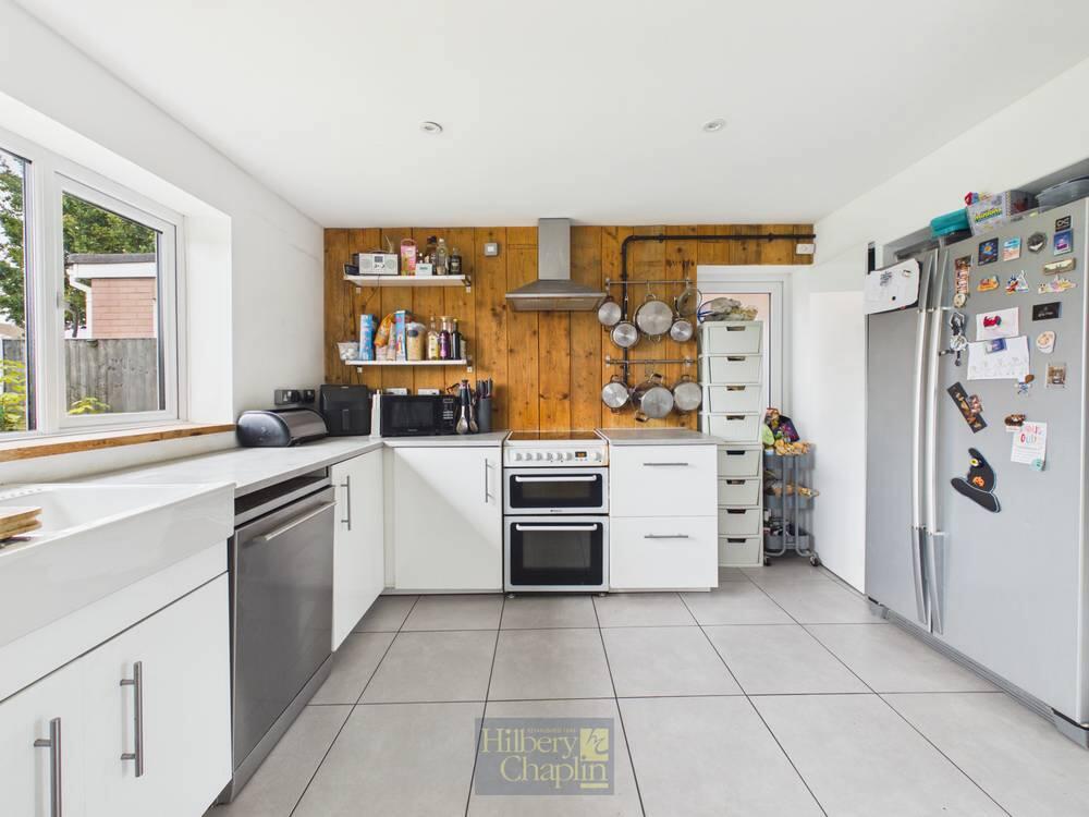 House in Basildon, Laindon - More
