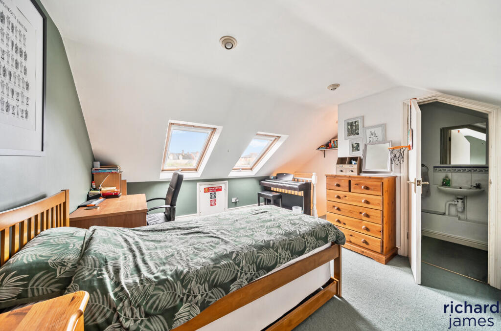 House in Swindon, Eastcott, South Swindon - More