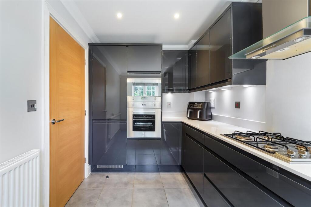 House in Sutton - More