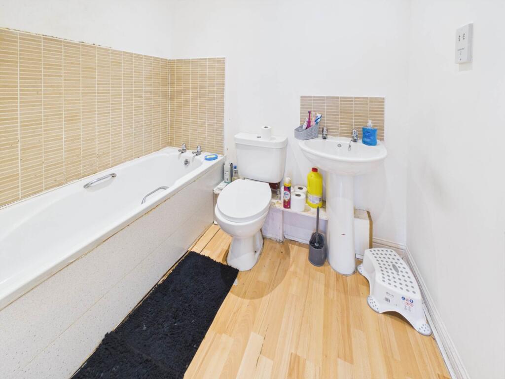 Apartment in Glasgow, South Lanarkshire - More