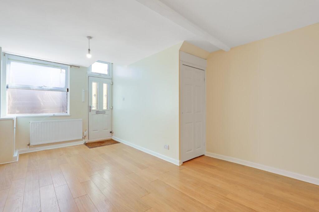 Studio flat on Parish Lane, Penge, £175,000