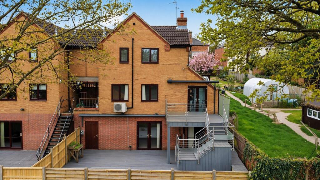 Main image of property: NN9 Pipers Close, Irthlingborough