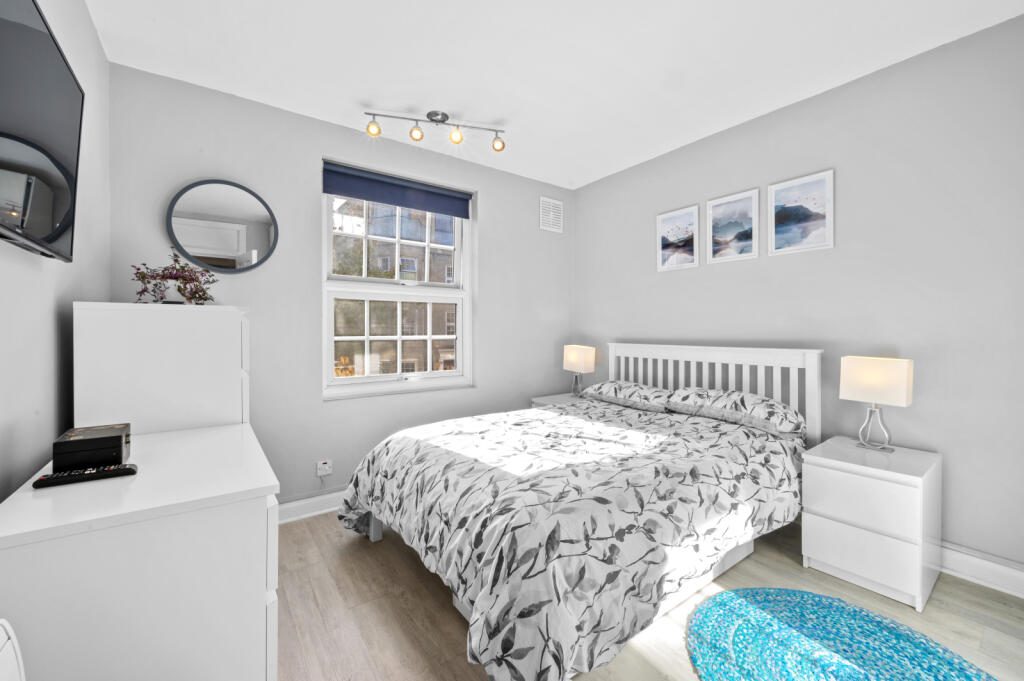 Apartment in Kingston upon Thames - View 3