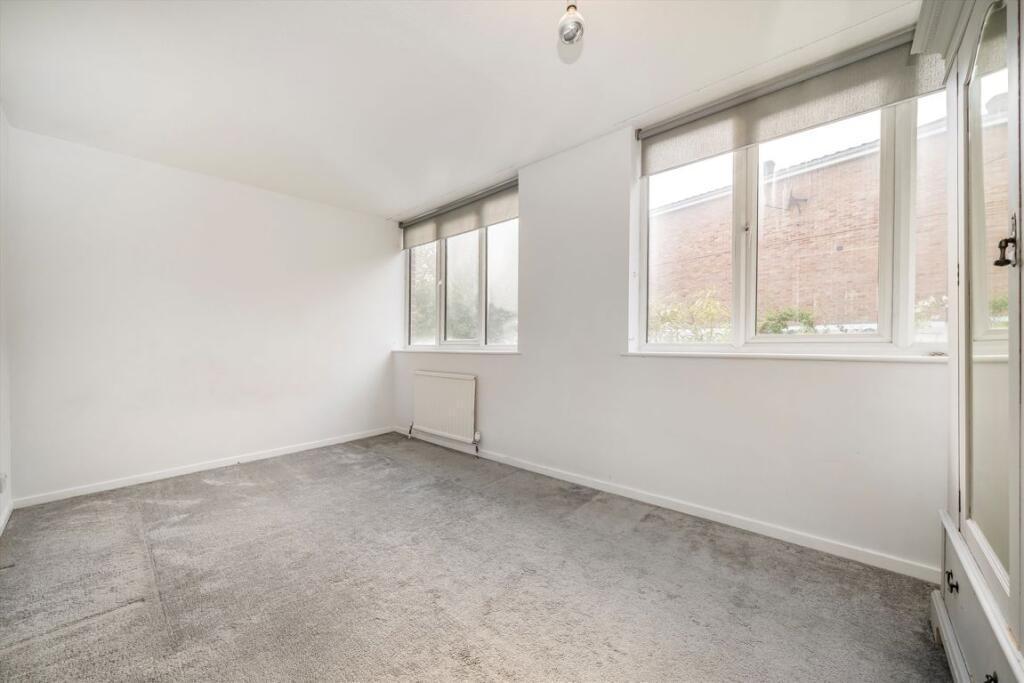 House in Kingston upon Thames - More