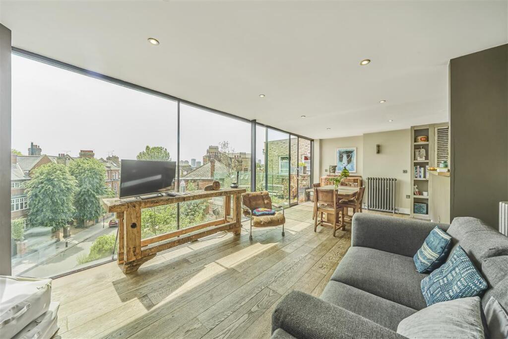 1-bed flat on Prince of Wales Drive, SW11, £575,000