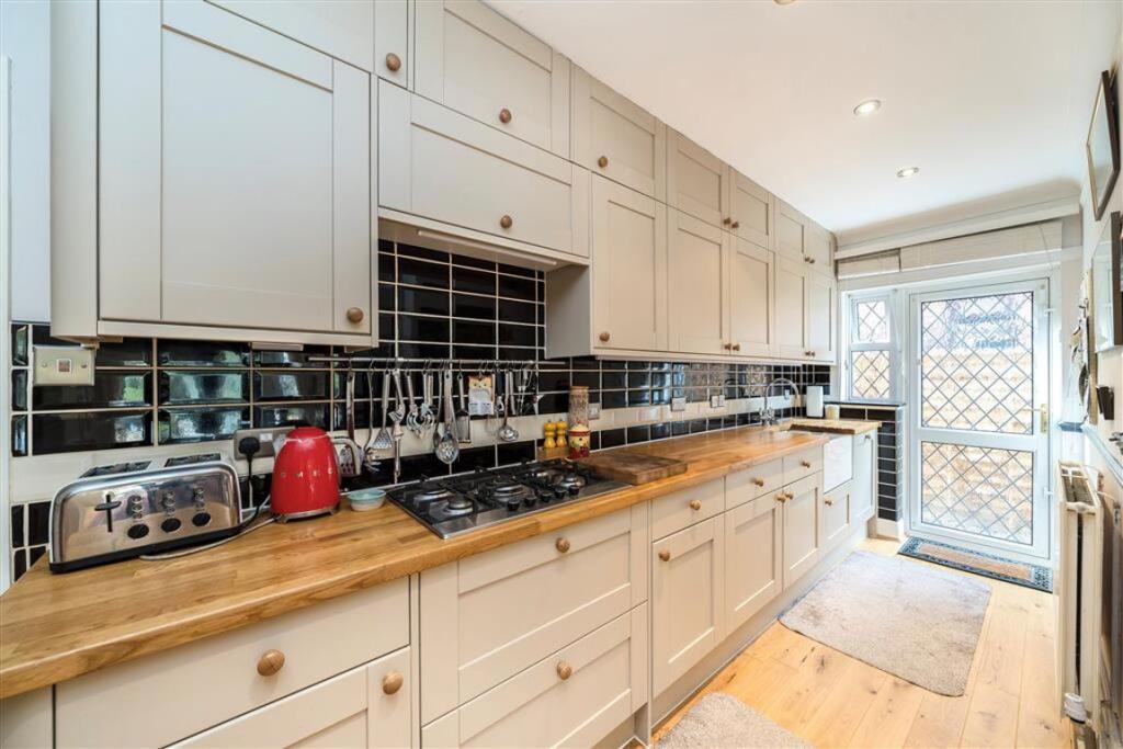 House in Bromley - More