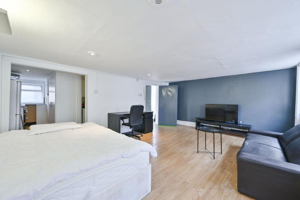Studio flat for rent