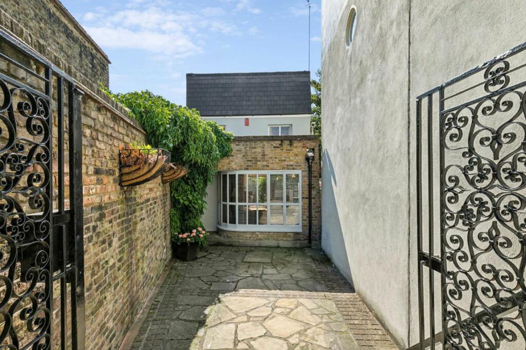 Main image of property: Devonshire Passage, Chiswick