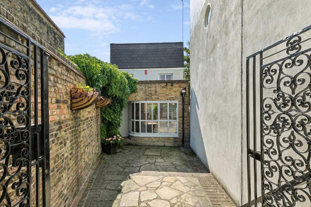 Main image of property: Devonshire Passage, Chiswick