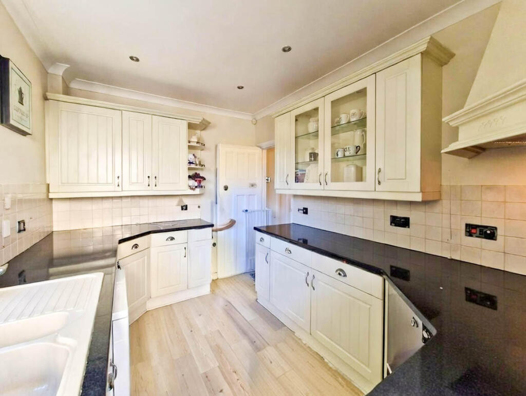 House in Southend-on-Sea, Essex - More