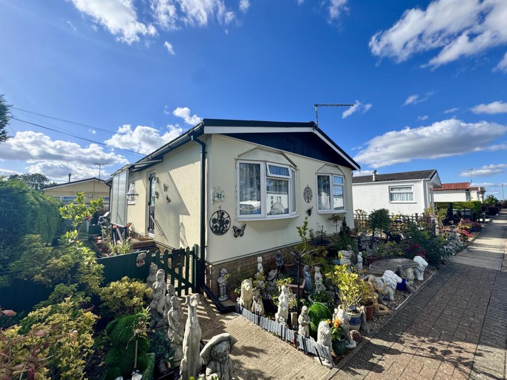 2-bed caravan on Little Meadow, Woodside Park, £152,500