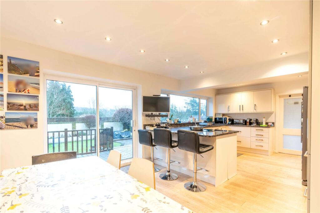 Loughton, Essex, IG10 photo 2