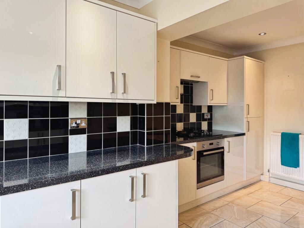 House in Pontarddulais - More