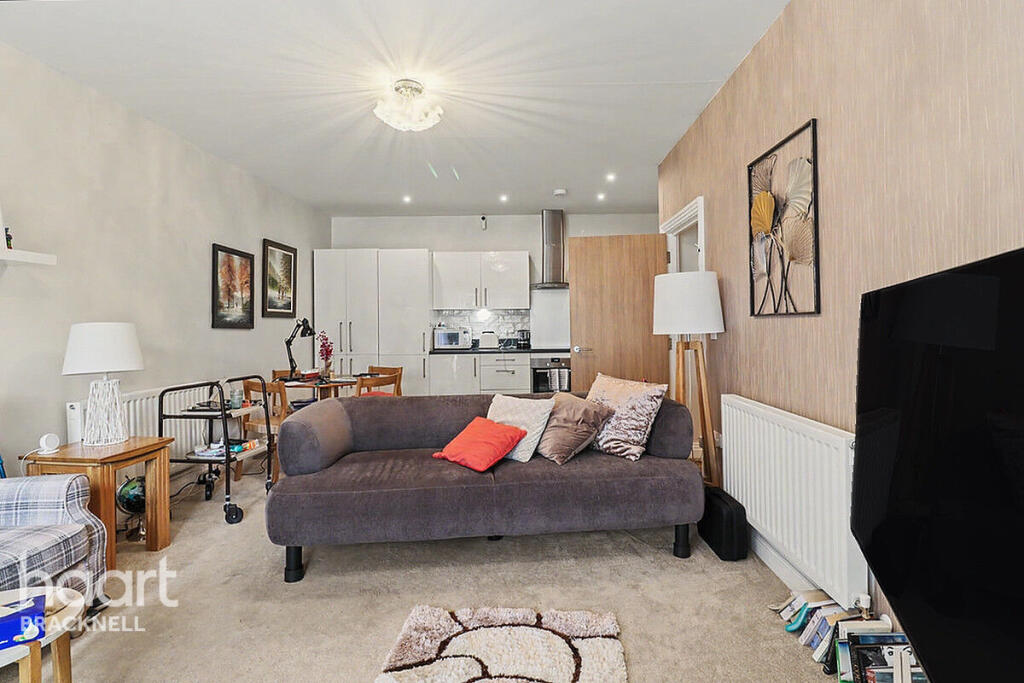London Road, Bracknell - View 5