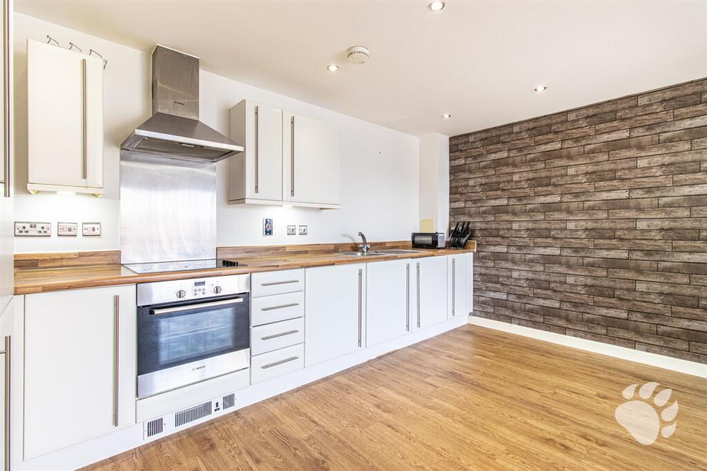 Campbell Court, Laindon, SS15 photo 3