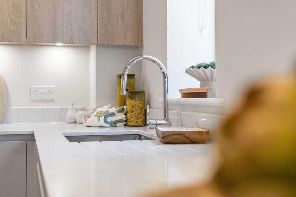 Apartment in Mole Valley, Leatherhead - View 4