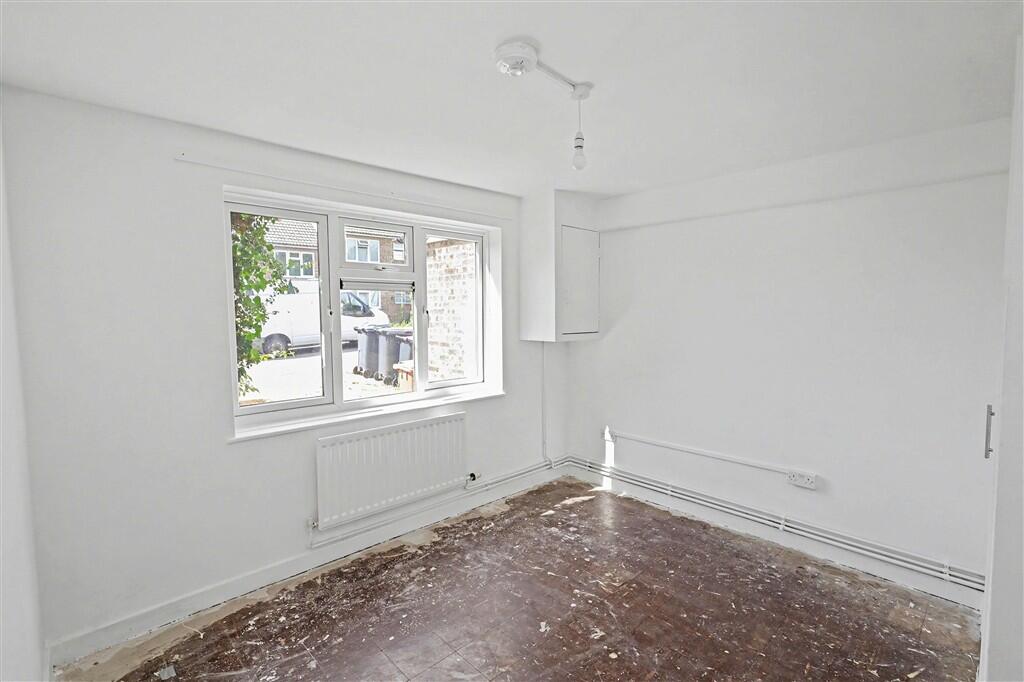 Apartment in Ware, Kings Hill - View 4