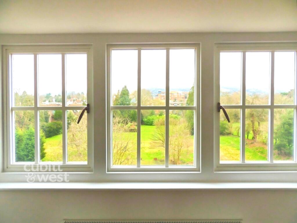 Apartment in Reigate and Banstead, Surrey - View 2