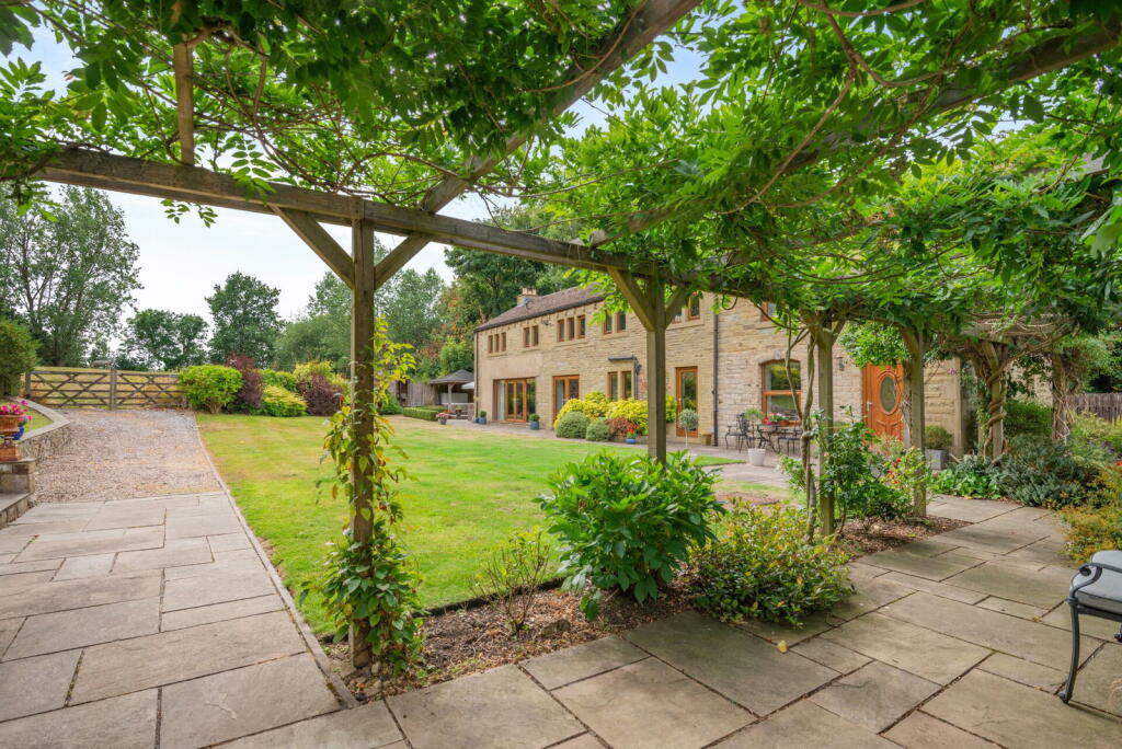 House in Huddersfield - View 3