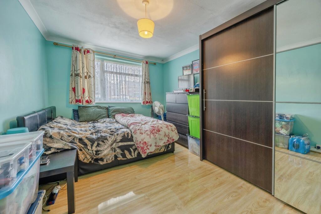 Apartment in Croydon - More