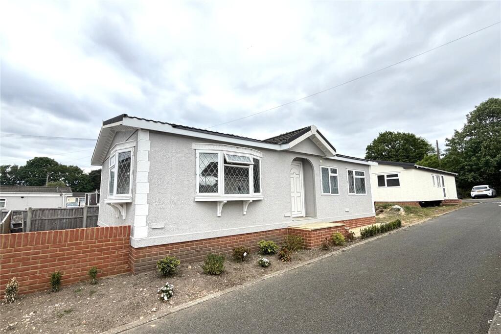 2-bed caravan on Hill Corner Farm Park, Sandy Lane, Farnborough, Hampshire, GU14, £175,000
