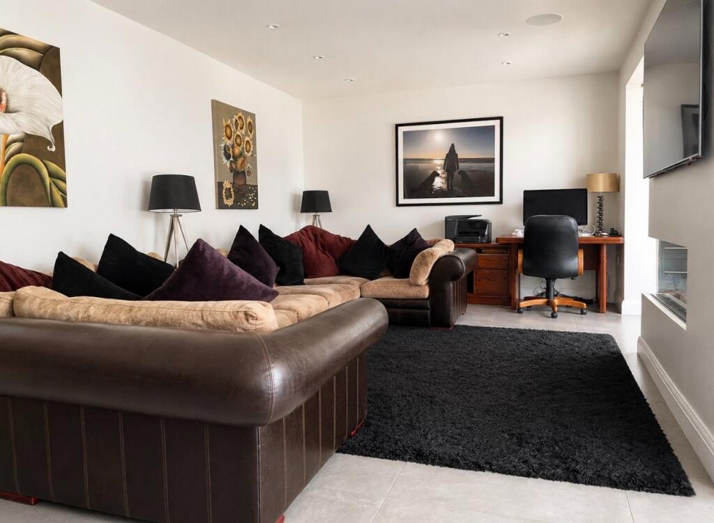 House in Sutton - View 4