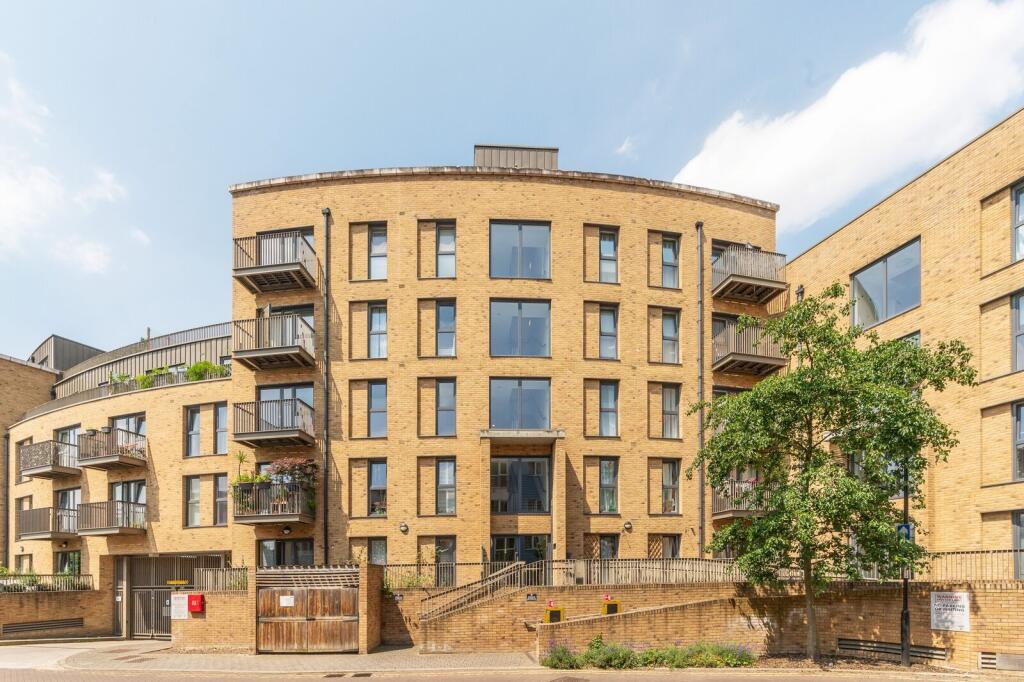 2-bed flat on Royal Court, Purley Way, Croydon, CR0, £275,000