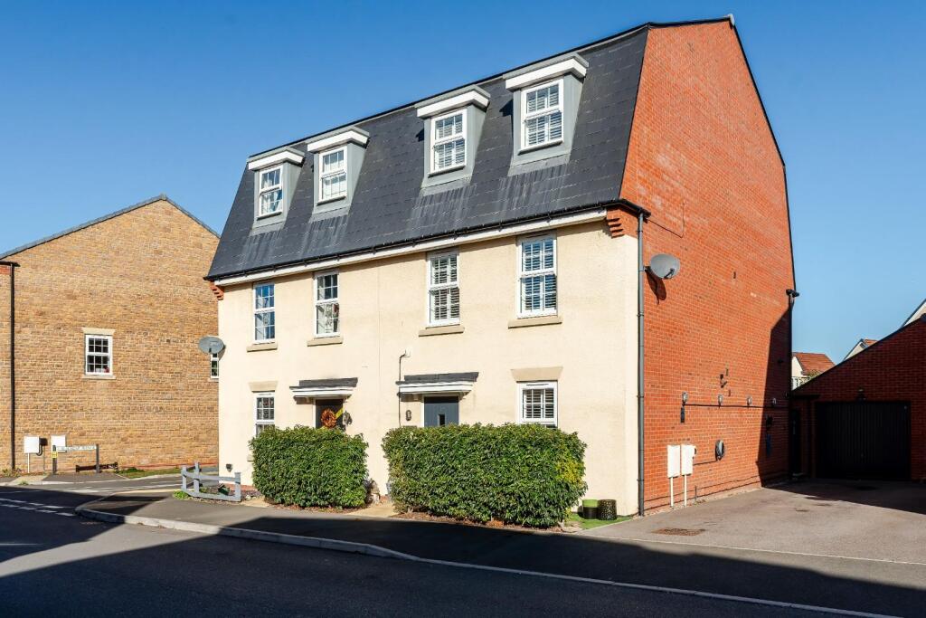 Stylish family home offering substantial accommodation in Yatton's popular Chestnut Park