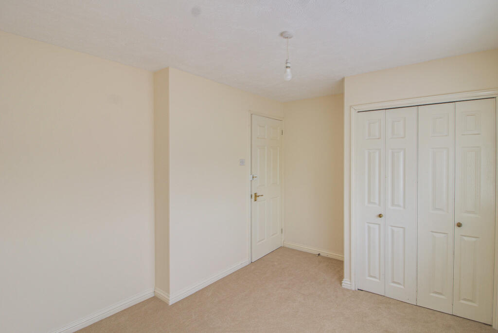 House in Welwyn Hatfield, Hertfordshire - More