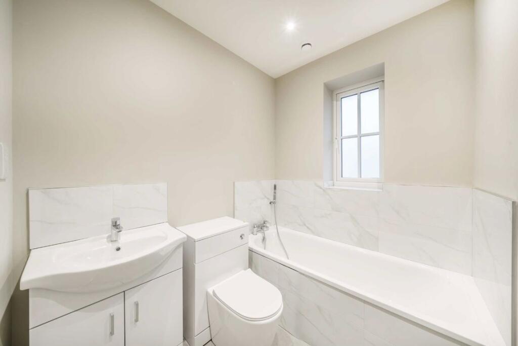 House in Chessington, Hook - More