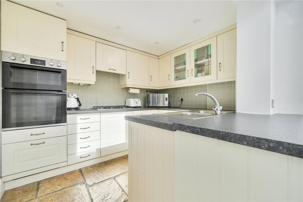 The Green, Badshot Lea, Farnham, Surrey, GU9 photo 4
