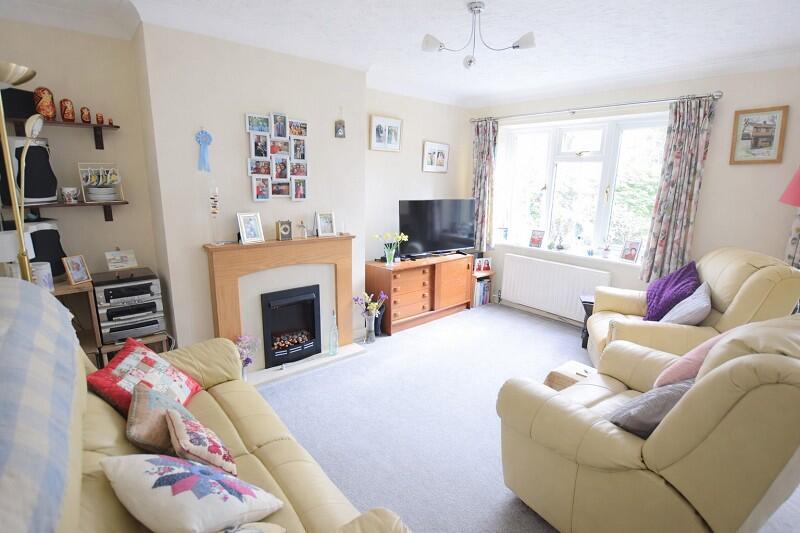 Glengarry, New Milton, Hampshire. BH25 6UA photo 4