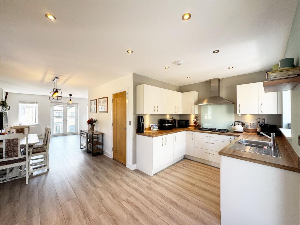 Rosemeade Court, Huddersfield, HD5 photo 3