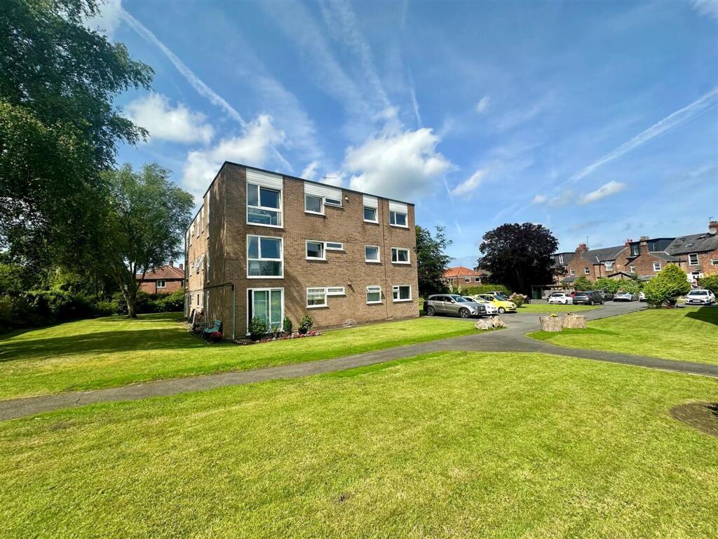 2-bed flat on 4 Grange Court, Grange Road, Bowdon, WA14 3EU, £275,000