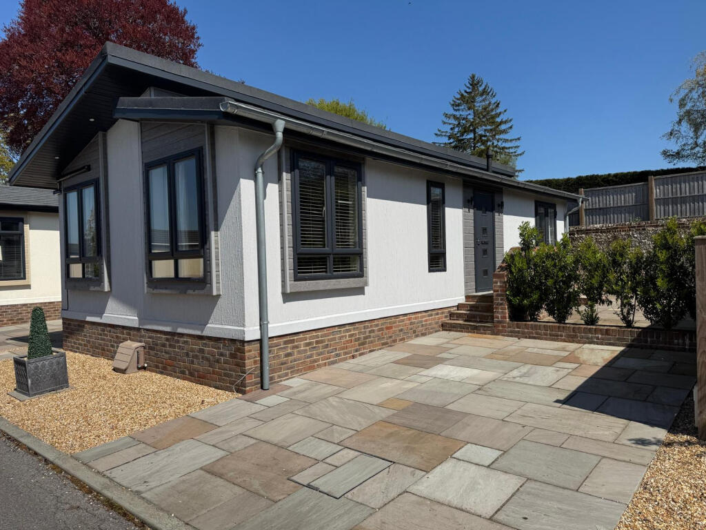 2-bed caravan on Alresford, Hampshire, SO24, £295,000