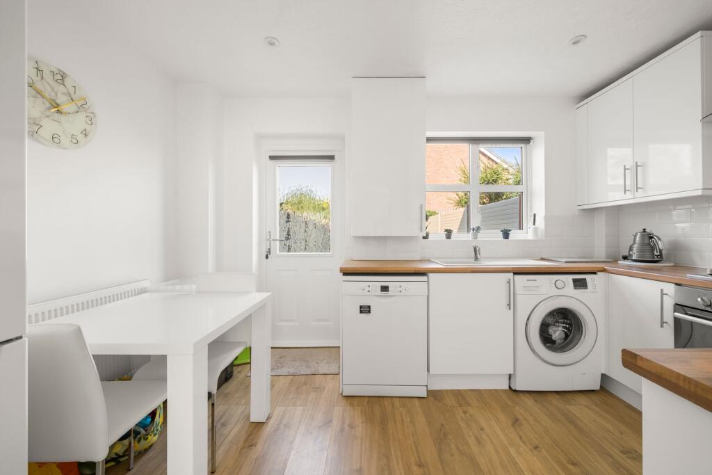 Riverview Gardens, Cobham, KT11 photo 4