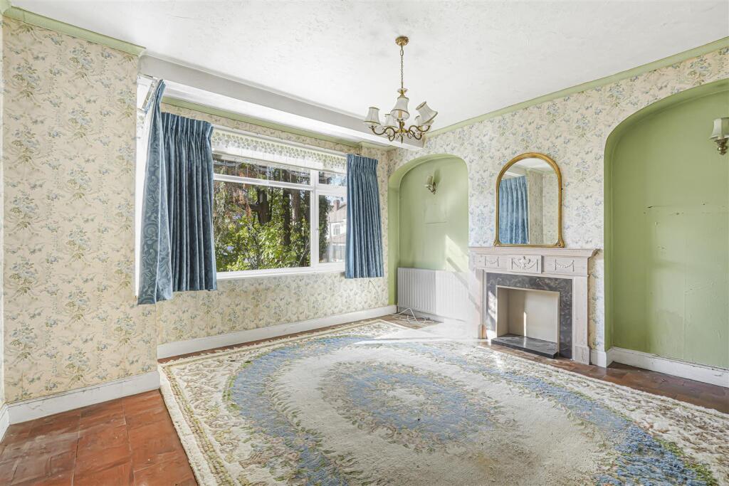 Elm Walk, Raynes Park photo 3
