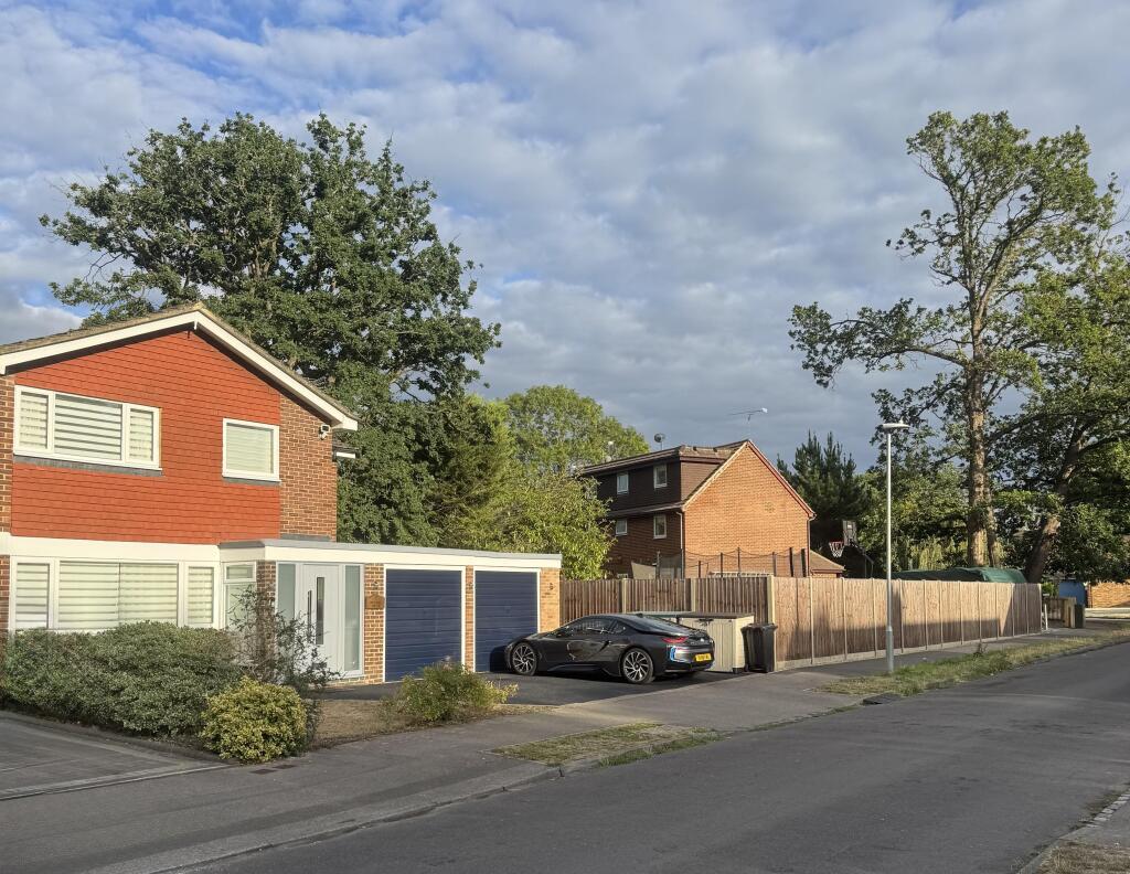 Hinton Drive, Crowthorne, Berkshire photo 3