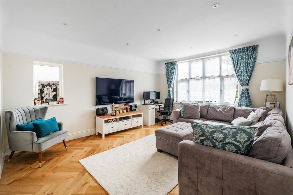 Holmwood Road, Cheam, SM2 - More