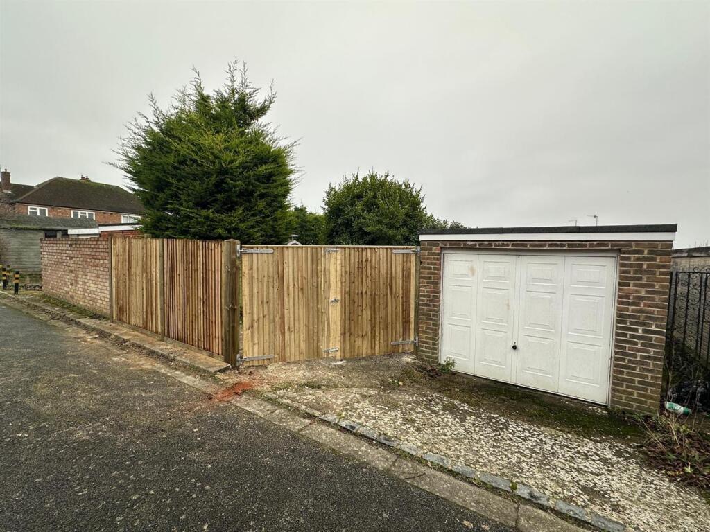 Poplar Close, Hove photo 2